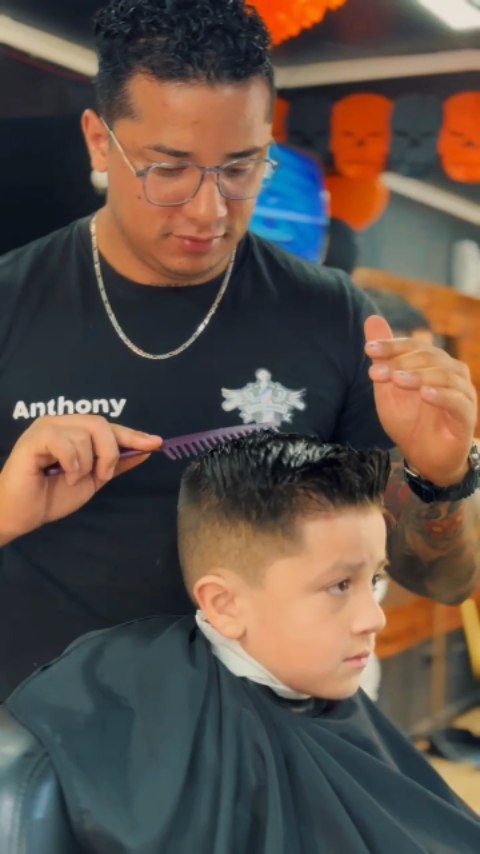 Anthony terminando un corte infantil