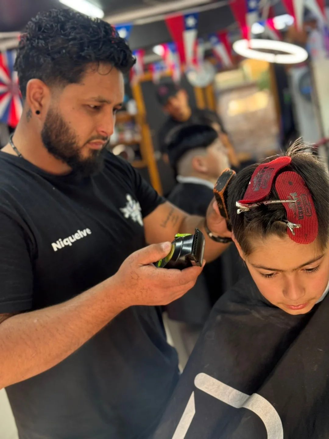 Barbero trabajando con máquina