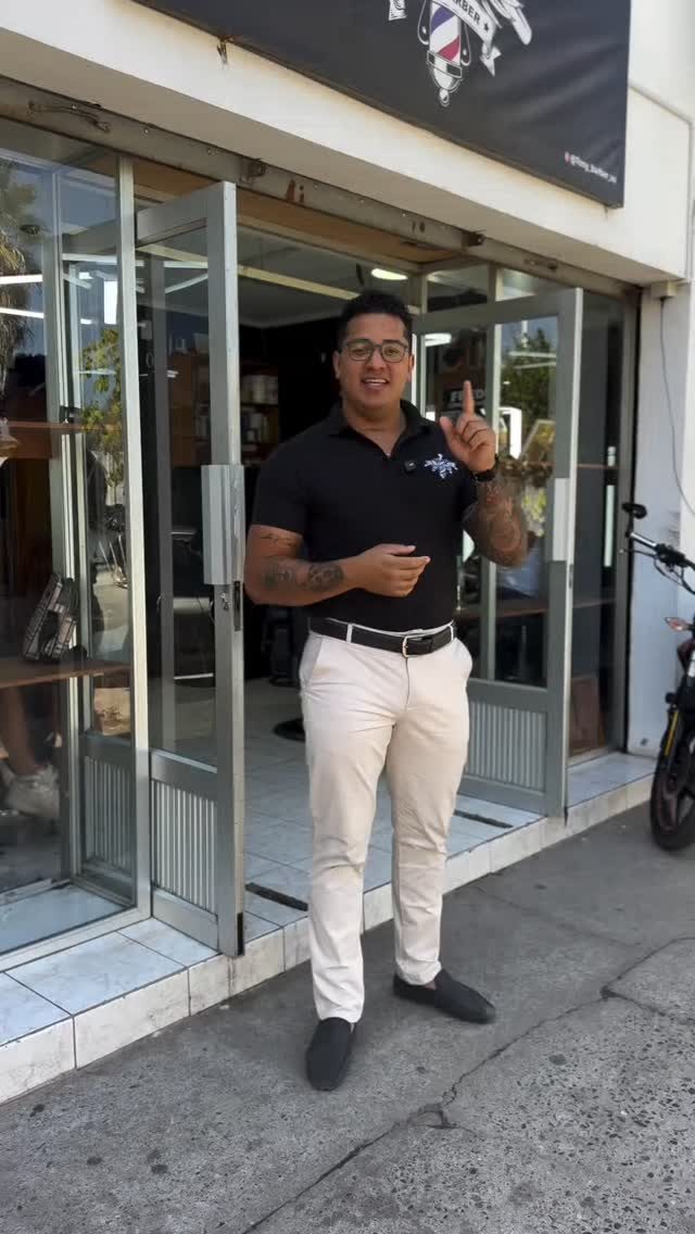 Tony frente a la barbería en Rengo